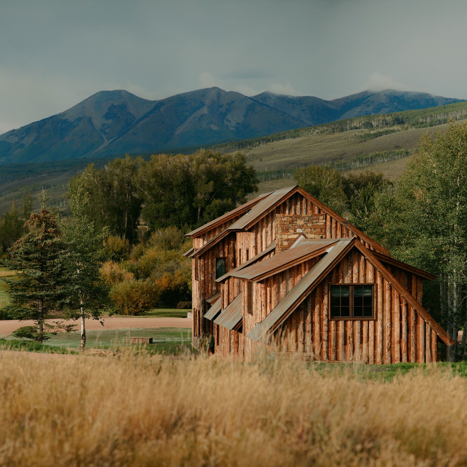 Clive Lonstein conjures traditional rustic interiors for a Colorado log cabin